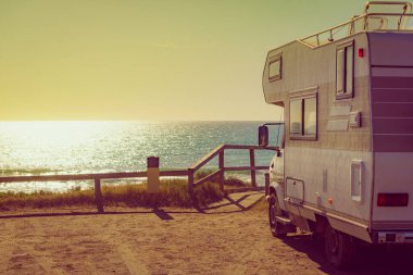 Plaj kıyısında kamp yapan bir karavan. İspanya Murcia bölgesi, Calblanque Bölgesel Parkı.