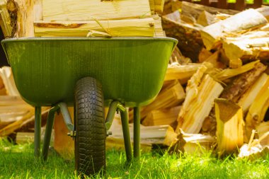 Dışarıda odun yığını ve el arabası var. Kış için hazırlık.