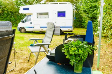 Kamp alanında kamp yapan bir karavan. Kamp alanında bir tatil. Karavan tatili..