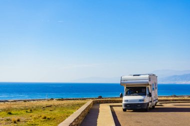 İspanya 'nın Akdeniz kıyısında karavan kampı. Mobil evde tatil gezisi.