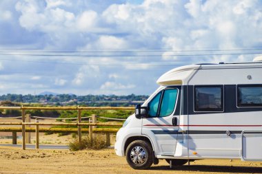 Deniz kıyısında kamp yapmak. Plajda kamp aracı, İspanya 'da Akdeniz kıyısında. Yaşam biçimi.