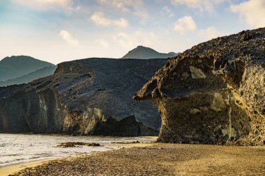 İspanya 'da kıyı manzarası. Cabo de Gata Nijar Doğal Parkı 'ndaki Monsul plajı, Almeria Endülüs. Doğa rezervi.