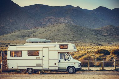Kargo karavanı dağ doğasında kamp yapıyor Cabo de Gata Doğal Parkı, Almerya ili, Endülüs İspanya.