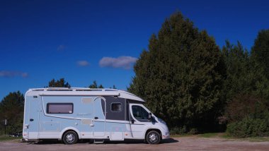 Kamp karavanı doğada kamp yapıyor, İspanya. Karavanla macera.