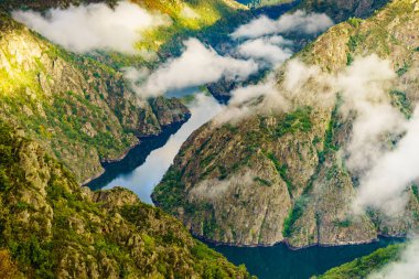 İspanya 'nın Parada de Sil kentindeki Sil Kanyonu üzerinde sabah bulutları. Cabezoa gözcüsünün görüntüsü. Dağ manzarası. Ziyaret edilecek yer.