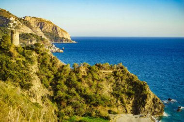 Eski kulesi olan kıyı manzarası. Torre Del Pino, İspanya 'da Maro Cerro Gordo Doğal Parkı, Malaga ili, Costa Del Sol, Endülüs kayalıklarında Çam kulesi..