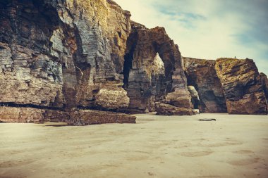 Galiçya İspanya 'daki Katedral Sahili' nde kayalık oluşumları. Playa de las Catedrales, Ribadeo 'da Katedrais Olarak, Lugo. Kuzey İspanya 'daki Cantabric kıyı şeridi. Turist eğlencesi.