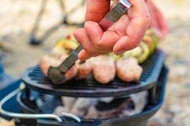 Et sosisi ve ızgara ızgarada ızgara lezzetli sebze şişleri. Barbekü yemeği, yaz yemeği..