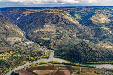 Dağ manzarası ve Douro nehri. Portekiz ve İspanya arasındaki sınır. Ulusal Park. Portekizli Penedo Durao gözcüsünden görüntü.