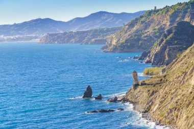 Endülüs 'te kıyı manzarası. Maro Cerro Gordo Doğal Parkı 'nın kayalıkları, Maro ve Nerja yakınlarında, Malaga, Costa Del Sol, İspanya.