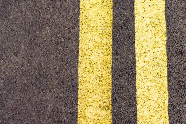 Havadan görünüşlü. Sarı çizgili asfalt yol