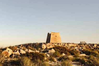 Mesa Roldán Kulesi 'ndeki karavan evi. Cabo de Gata Nijar Doğal Parkı, Endülüs İspanya. Carboneras Turist Çekimi.