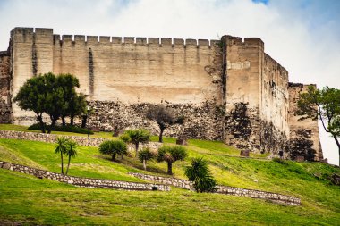 Fuengirola 'daki Sohail Kalesi, Malaga İspanya. Turistik bir yer, ziyaret edilecek bir yer. Costa del Sol 'da tatiller.