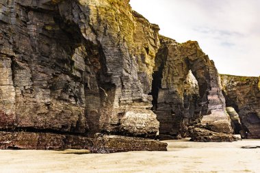 Galiçya İspanya 'daki Katedral Sahili' nde kayalık oluşumları. Playa de las Catedrales, Ribadeo 'da Katedrais Olarak, Lugo. Kuzey İspanya 'daki Cantabric kıyı şeridi. Turist eğlencesi.