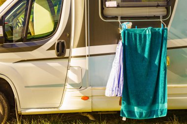 Doğada vahşi kamp. Giysileri kurumaya bırakılmış bir karavan. Karavanla tatiller.