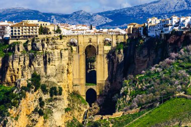 Ronda kasabası ve yeşil vadi. Köprü ile uçurumdan bak. Endülüs, İspanya 'da turizm beldesi.