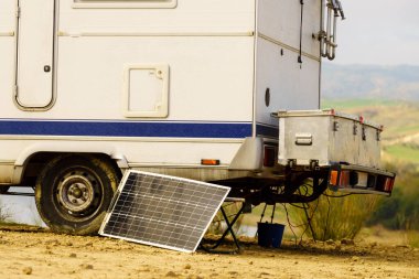 Taşınabilir güneş fotovoltaik paneli, karavanda şarj oluyor. Doğada kamp yapmak, minibüs hayatı.