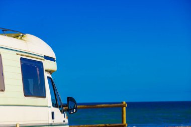 Deniz kıyısında kamp yapmak. Plajda kamp aracı, İspanya 'da Akdeniz kıyısında. Yaşam biçimi.