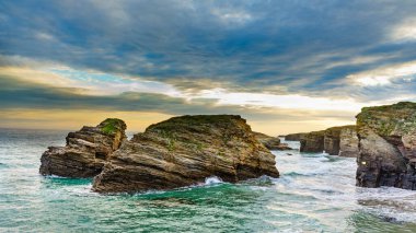 Katedraller Plajı, Ribadeo 'daki Playa las Catedrales, Lugo, Galiçya. İspanya 'nın kuzeyindeki Cantabric sahillerinde kayalık oluşumları. Turist eğlencesi.
