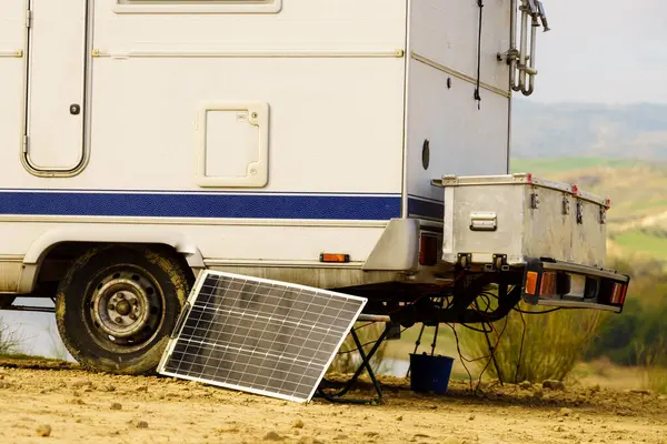 Taşınabilir güneş fotovoltaik paneli, karavanda şarj oluyor. Doğada kamp yapmak, minibüs hayatı.
