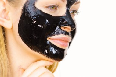 Yüzünde kozmetik olan genç bir kadın, karbonhidrat temizleme maskesi. Spa tedavisi. Cilt bakımı.