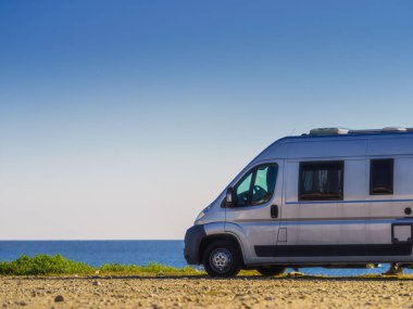 İspanya 'da Akdeniz kıyısında bir karavan. Kumsalda vahşi bir kamp. Tatiller ve karavanla seyahat.