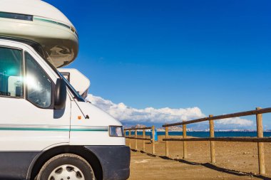 Akdeniz kıyısındaki karavan, uzakta Alicante şehri, Costa Blanca İspanya. Kumsalda vahşi bir kamp. Tatillerde ve karavanda seyahat ederken.