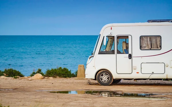İspanya 'nın Akdeniz kıyısında kamp yapan karavan aracı. Karavanda tatil.