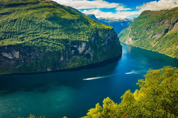 Feribot ile fiyort Geirangerfjord, Norveç 'in Ornesvingen bakış açısından görüş. Seyahat hedefi