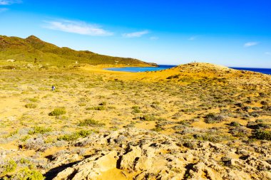 Akdeniz kıyısı manzarası, Murcia bölgesinde sahil kıyısı, Calblanque Bölgesel Parkı, İspanya.