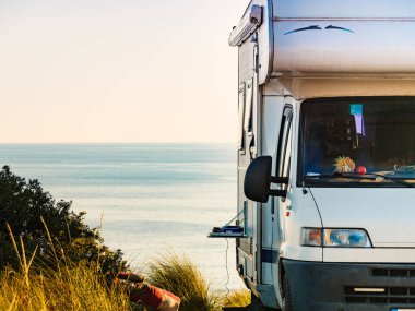Deniz kıyısında kamp yapmak. Plajda kamp aracı, İspanya 'da Akdeniz kıyısı..