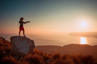 İspanya 'nın kıyı manzarasından fotoğraf çeken kadın turist Mesa Roldán, Endülüs İspanya. Cabo de Gata Doğal Parkı.