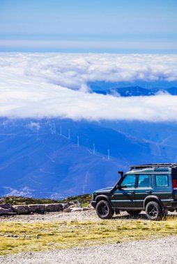 Portekiz dağ doğasında bulutların üzerinde off road aracı.