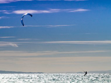 Uçurtma kaykayı. Uçurtma sörfçüsü dalgalarda sörf yapar, Tarifa, Cadiz İspanya 'da. Spor aktivitesi. Uçurtma Eylemi.