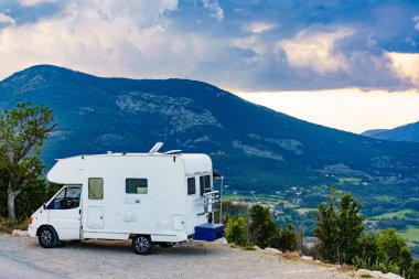 Karavan doğanın karavanı. Verdon Boğazı Fransa. Dağ manzarası boyunca giden karavanlı kamp arabası. Kamp aracıyla macera...