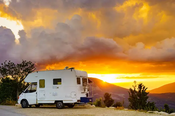 大篷车在日落时分停在山上 法国的凡尔登峡谷驾驶野营车冒险 图库图片