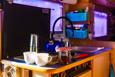 Karavan içeride, mutfak alanında. Moka pot 'taki ocakta kahve hazırlıyorum. Tatiller, karavanla macera. Van yaşam tarzı.