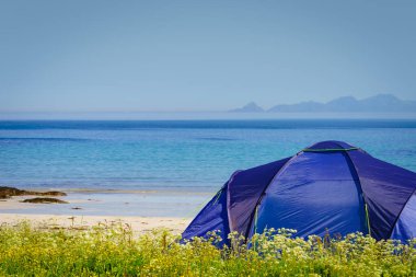 Yazın deniz kıyısında çadır. Okyanus kıyısında kamp yapmak. Lofoten takımadaları Norveç. Tatil ve seyahat.