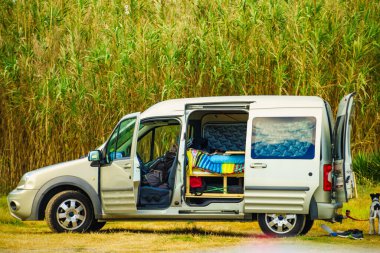 Kamp malzemeleriyle dolu bir minibüs. Vanlife.