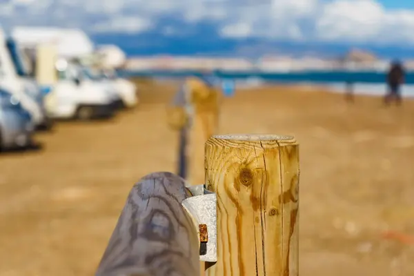 西班牙科斯塔布兰卡 海滨沃登篱笆和商队露营在地中海海岸 海滨城市 远在天边 度假和驾车回家旅行 图库照片