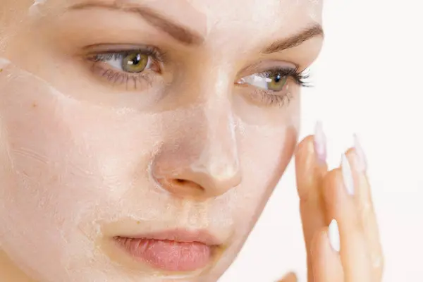 Junge Frau Die Gesichtscreme Kosmetik Aufträgt Maske Feuchtigkeitsspendend Auf Ihr Stockbild