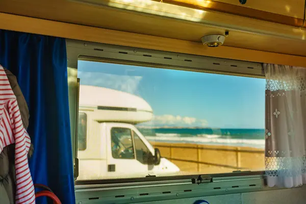 Blick Durch Das Wohnwagenfenster Auf Das Campen Strand Abenteuer Mit lizenzfreie Stockbilder