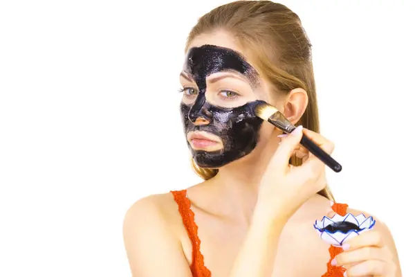 Frau Trägt Mit Bürste Schwarze Entgiftungsschlamm Maske Auf Ihr Gesicht Stockfoto