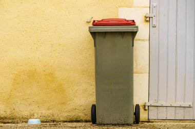 Çöp kutusu ya da çöp kutusu, plastik geri dönüşüm konteynırı.