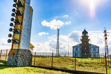 Kuzey İspanya 'da deniz feneri Cabo Penas, Biscay Körfezi, Asturias kıyı şeridi.