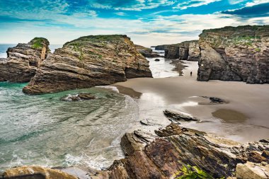 Galiçya İspanya 'daki Katedral Sahili' nde kayalık oluşumları. Playa de las Catedrales, Ribadeo 'da Katedrais Olarak, Lugo. Kuzey İspanya 'daki Cantabric kıyı şeridi. Turist eğlencesi.