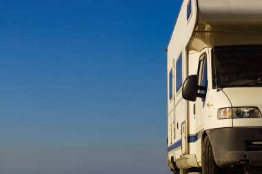 Karavan gökyüzüne karşı. Tatiller ve karavanla seyahat.