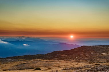 Bulutların üstünde yanan günbatımı. Portekiz 'deki Serra da Estrela' nın Torre Dağı tepesinden görüntü.