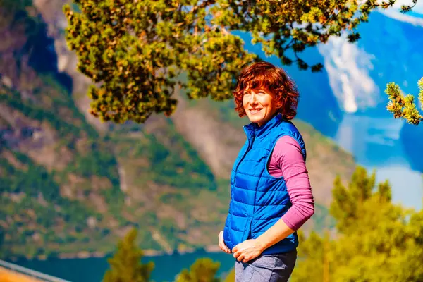 Femme Touristique Sur Sommet Montagne Qui Regarde Les Montagnes Fjord Photo De Stock