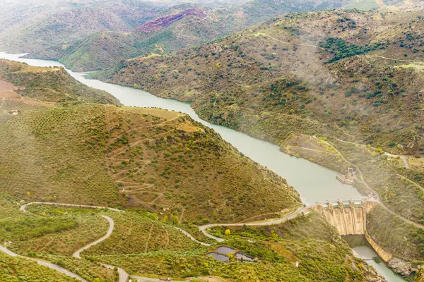 山水与都罗河与西班牙苏塞莱大坝 葡萄牙和西班牙之间的边界 国家公园 从Portuguese Penedo Durao观望 免版税图库图片